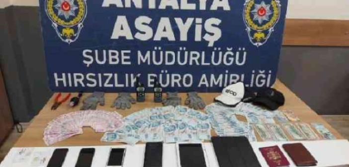 Antalya’da bir araçtan 60 bin lira çalan hırsızlar İzmir’de yakalandı