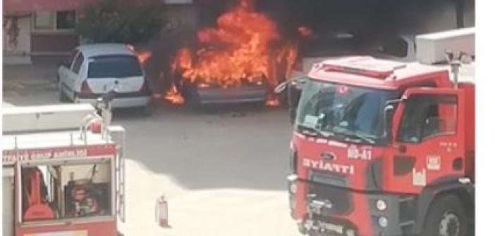 Video- Park halindeki otomobil alev alınca üç araç hasar gördü