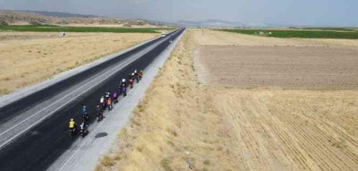 İranlı bisikletçiler Van Gölü için pedal çevirdi