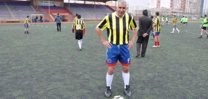 Eski Kızıltepe Sporlu Şerif Amca 73 yaşında top koşturuyor