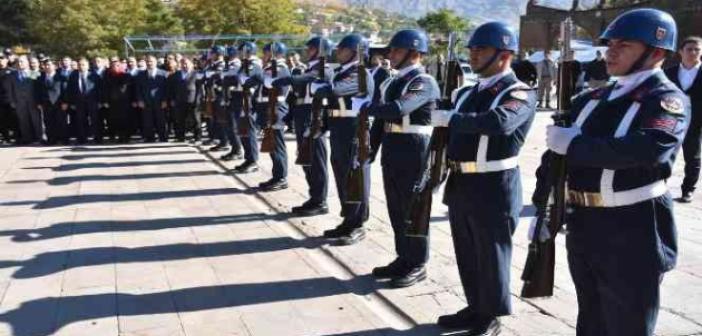 Bitlis’te çelenk sunma töreni