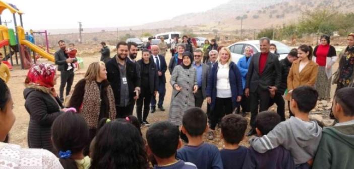 Turist olarak geldikleri Mardin'e bu kez hediyeleriyle geldiler