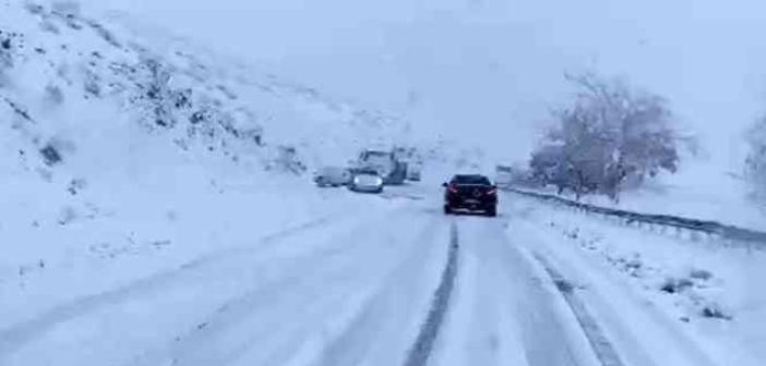 Bitlis’te kar yağdı, çok sayıda araç yolda kaldı