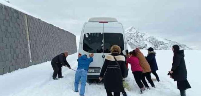 Nemrut Dağı’nda mahsur kalan 14 turist kurtarıldı