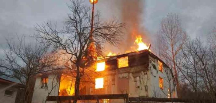 Bolu’da ahşap cami alev alev yandı