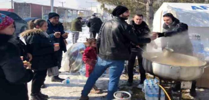 Bitlis polisinden depremzedelere şefkat eli