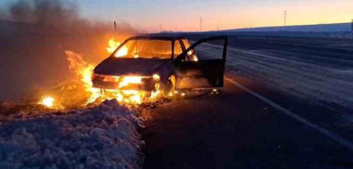 Deprem bölgesinden dönerken otomobilleri alev alev yandı