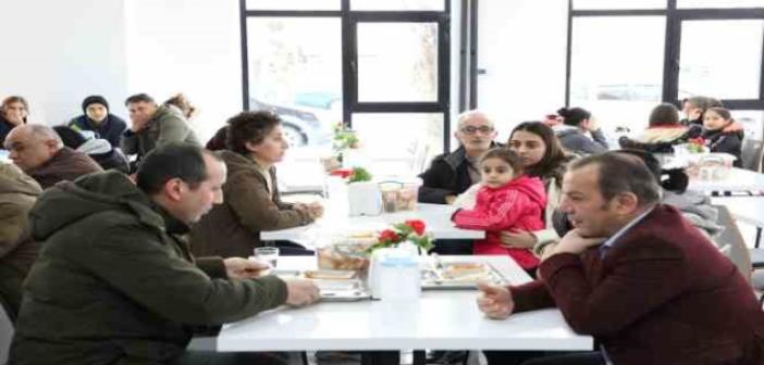 Bu aşevi kapılarını ilk depremzedelere açtı