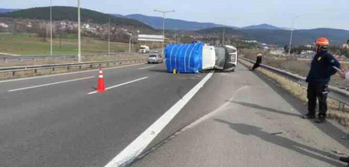 TEM’de kontrolden çıkan kamyonet devrildi