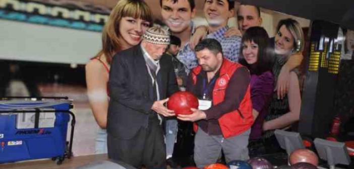 75 yaşındaki depremzede hayatında ilk kez bowling oynadı