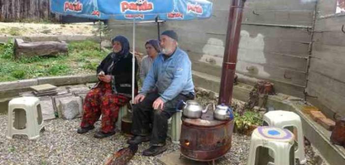 Depremin merkez üssü Kızılağıl’da vatandaşlar tedirgin: Evlerine giremiyorlar