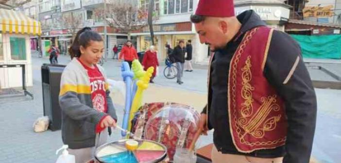 Sokak sokak gezip Osmanlı macunu satıyor