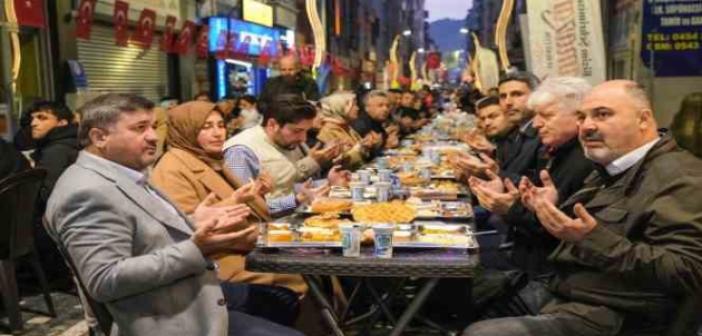 Tarihi cadde peyzaj çalışmasının ardından verilen iftar yemeği ile hizmete açıldı