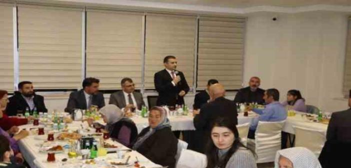 Emirdağ’da protokol üyeleri yaşlı ve depremzedeler ile iftarda buluştu