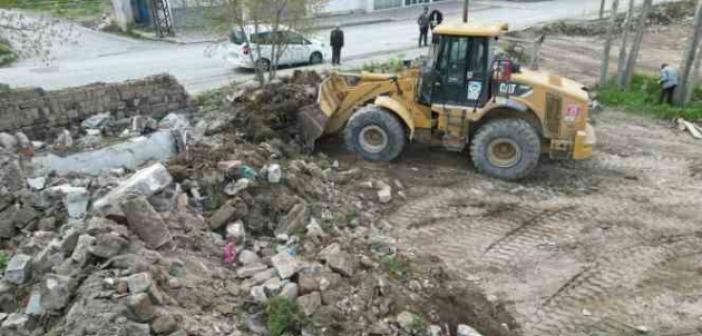 Kentsel dönüşümle yıkılan gecekonduların hafriyatı temizleniyor