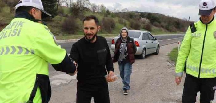 Bolu’da bir sürücü kendi için aldığı tatlıyı görev yapan polis ekiplerine vererek bayramlaştı