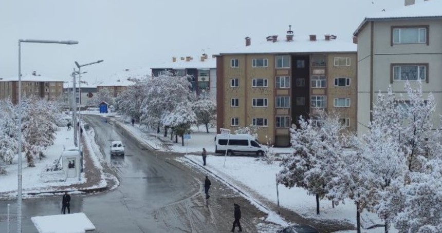 Bitlis merkez, ilçe ve bağlı köylerine mevsimin ilk karı düştü