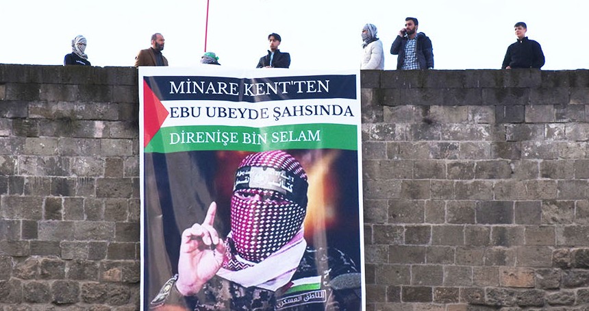 Tarihi Bitlis Kalesi'ne Ebu Ubeyde'nin dev posteri açıldı