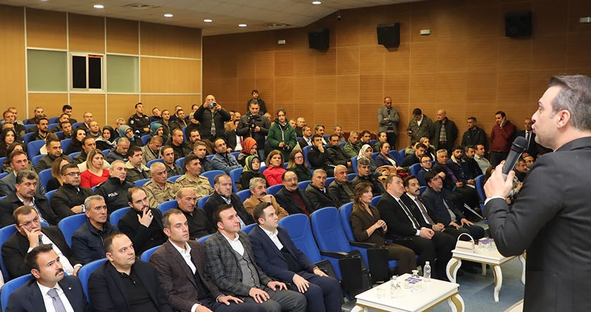 Bitlis'te kurum amirlerine yönelik beden dili ve sosyal medya semineri