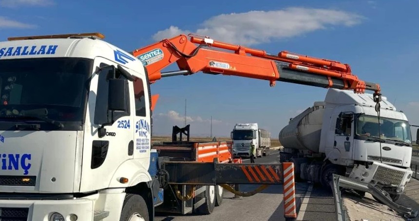 Mardin'de mazot tankeri bariyerlere çarptı