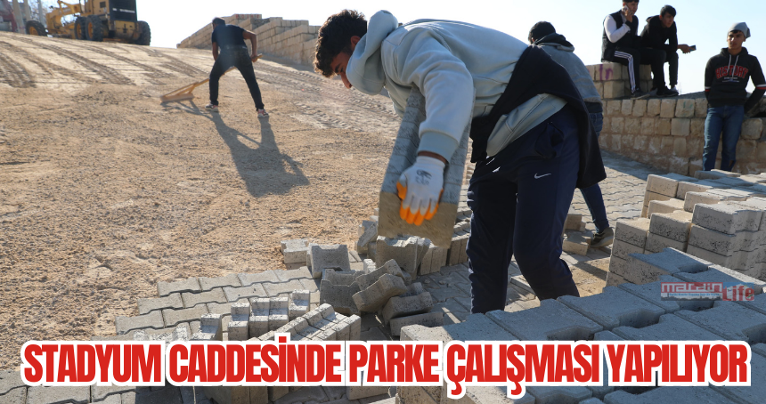 Stadyum Caddesi'nde parke çalışması yapılıyor