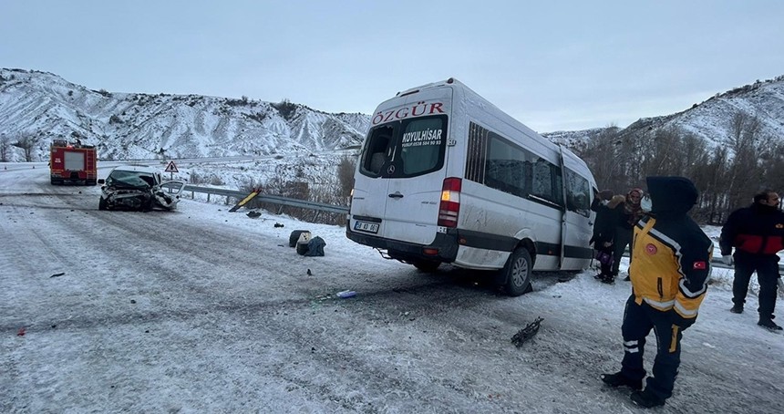 Sivas'ta yolcu minibüsü ile hafif ticari aracın çarpıştığı kazada 26 kişi yaralandı