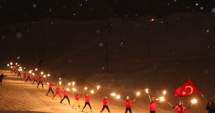 Bitlis'te Kar Festivali ve Meşaleli Kayak gösterileri