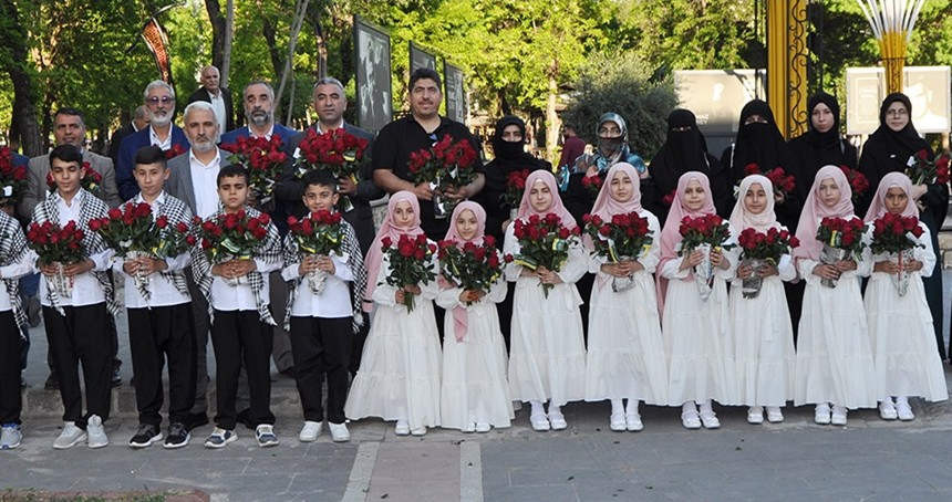 Batman'da "Mevlid-i Nebi" etkinliği dolayısıyla halka gül dağıtıldı