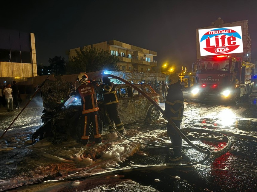 Seyir halindeki lüks araç yandı