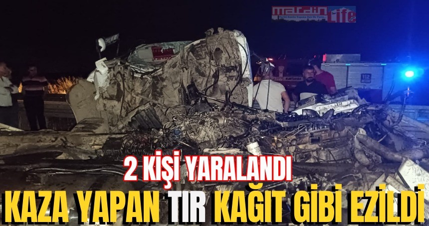 Kaza yapan TIR kağıt gibi ezildi, 2 kişi yaralandı