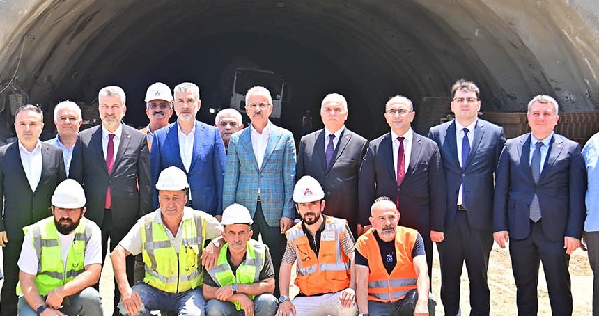 Bakan Uraloğlu, Trabzon'da "Güney Çevre Yolu" şantiyesinde incelemelerde bulundu