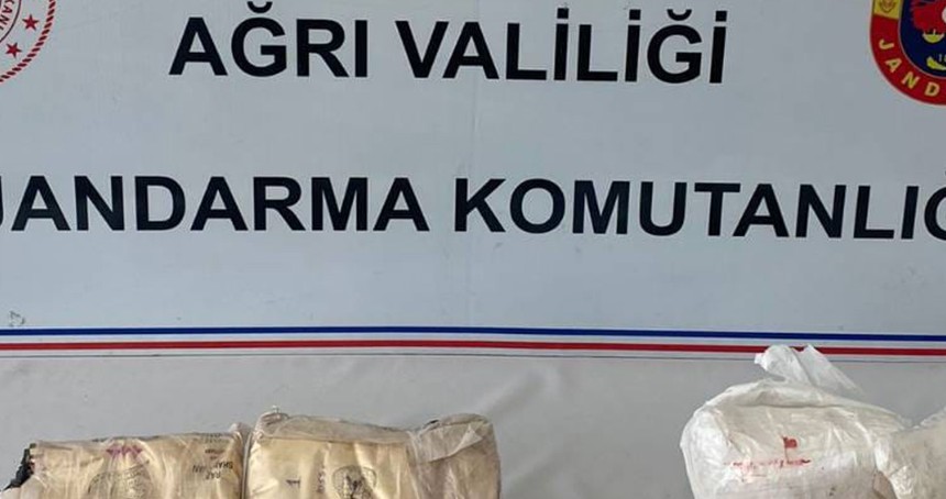 Ağrı'da uyuşturucu ele geçirilen araçtaki 4 kişi gözaltına alındı