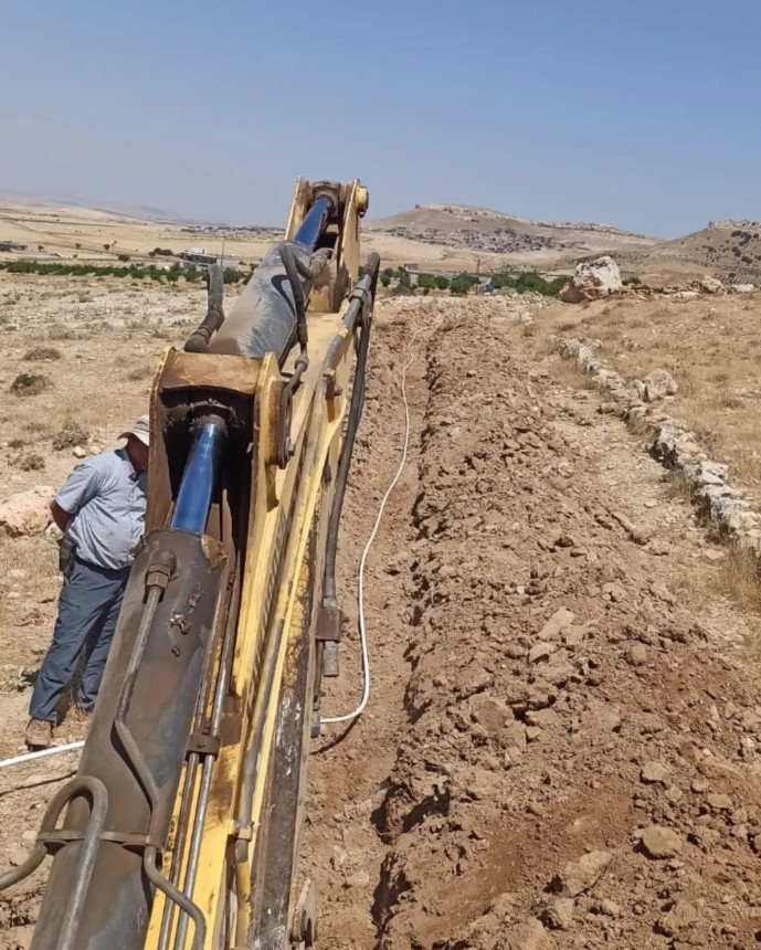 Mazıdağı Belediyesi'nden mezarlığa yeni su hattı çekildi