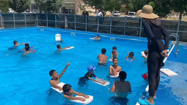 Mardin’de çocuklar için yüzme kursu açıldı