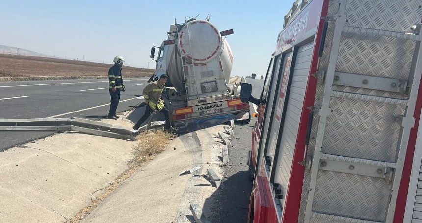 Mardin’de kontrolden çıkan beton mikseri bariyerlere çarptı