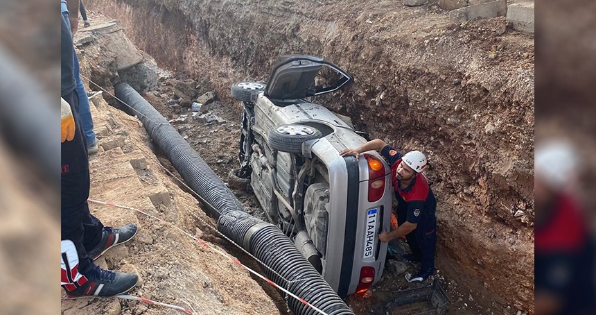 Seyir halindeki otomobil çukura düştü: Bir yaralı