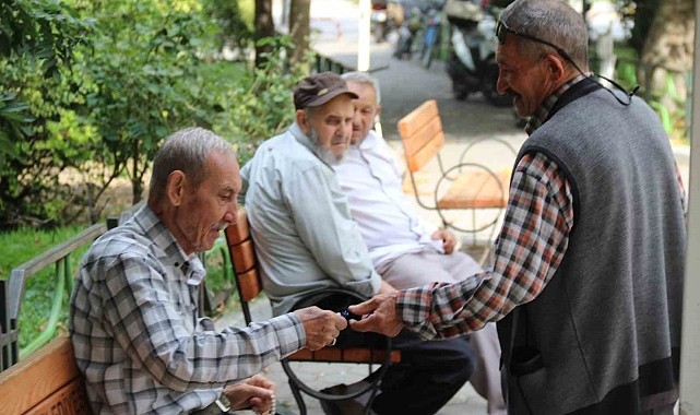 41 yıldır içtiği sigarayı bıraktı. Sigaraya verdiği parayla her gün şeker alıp vatandaşa dağıtıyor