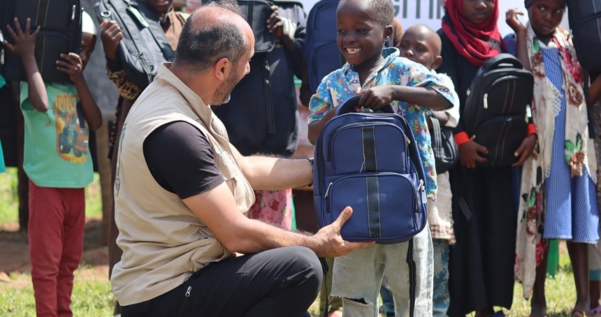 Umut Kervanı'ndan Uganda'da yüzlerce öğrenciye kırtasiye yardımı