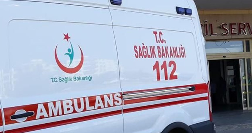 Yolun karşısına geçmeye çalışan yayalara minibüs çarptı: 2 ölü