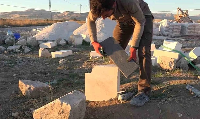 Taş ustası tarihi eserleri aslına uygun şekilde onarıyor