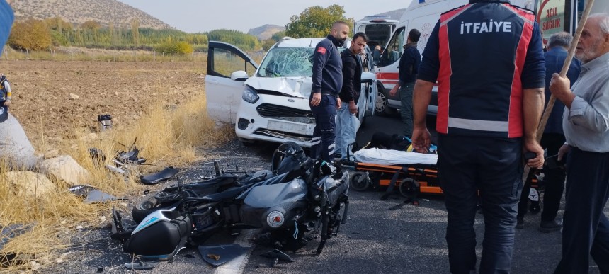 Mardin'de feci kaza; hafif ticari araçla motosiklet çarpıştı