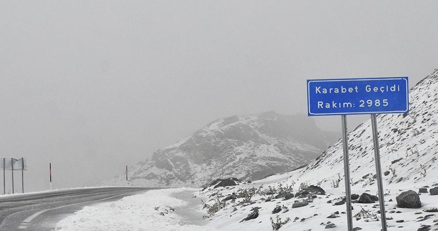 Karabet Geçidi'nde kar yağdı: Trafik olumsuz etkilendi