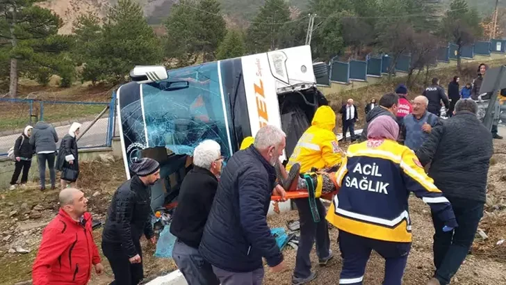 Yolcu otobüsü devrildi; 1 ölü, 24 yaralı