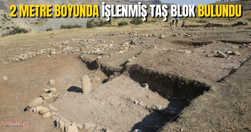 Boncuklu Tarla'da 12 bin yıllık 2 metre boyunda işlenmiş taş blok bulundu