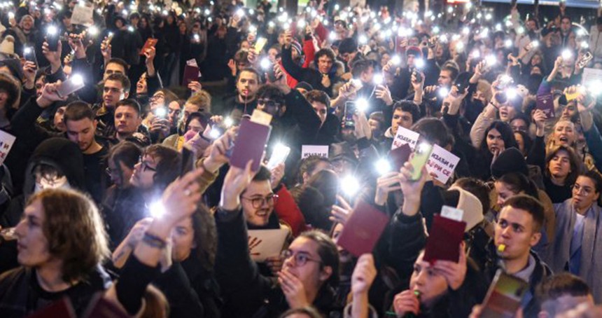 Sırbistan'da öğrenciler hükümet karşıtı gösteri düzenledi