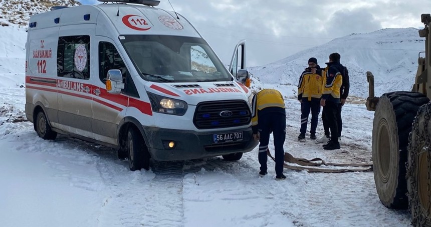 Siirt'te kar nedeniyle yolda mahsur kalan ambulans kurtarıldı