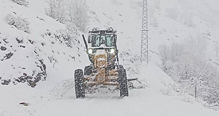 Şırnak'ta kar nedeniyle kapanan okul yolları tekrar açıldı