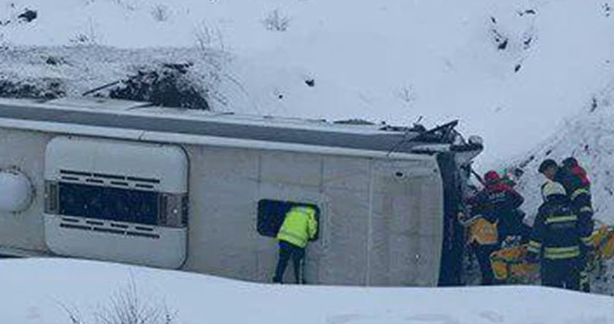 Erzincan'da yolcu otobüsü şarampole devrildi: Yaralılar var