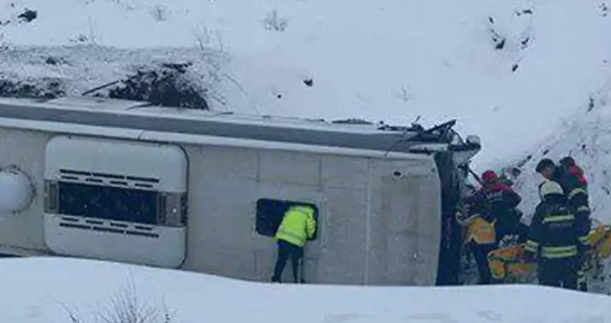 Erzincan'da devrilen otobüsün şoförü hayatını kaybetti