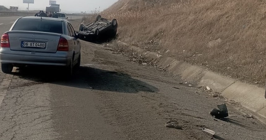 Batman'da çarpışan iki otomobilden biri takla attı